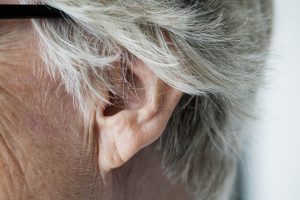 Usar aparelho auditivo ouvido preguiçoso